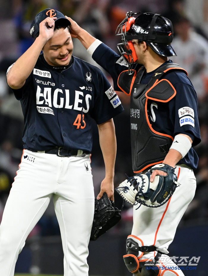 Twenty-five of the 26 balls with a maximum speed of 155km were fastballs, and celebratory ceremonies poured into the super rookie who won his first victory in his debut (Gwangju site)