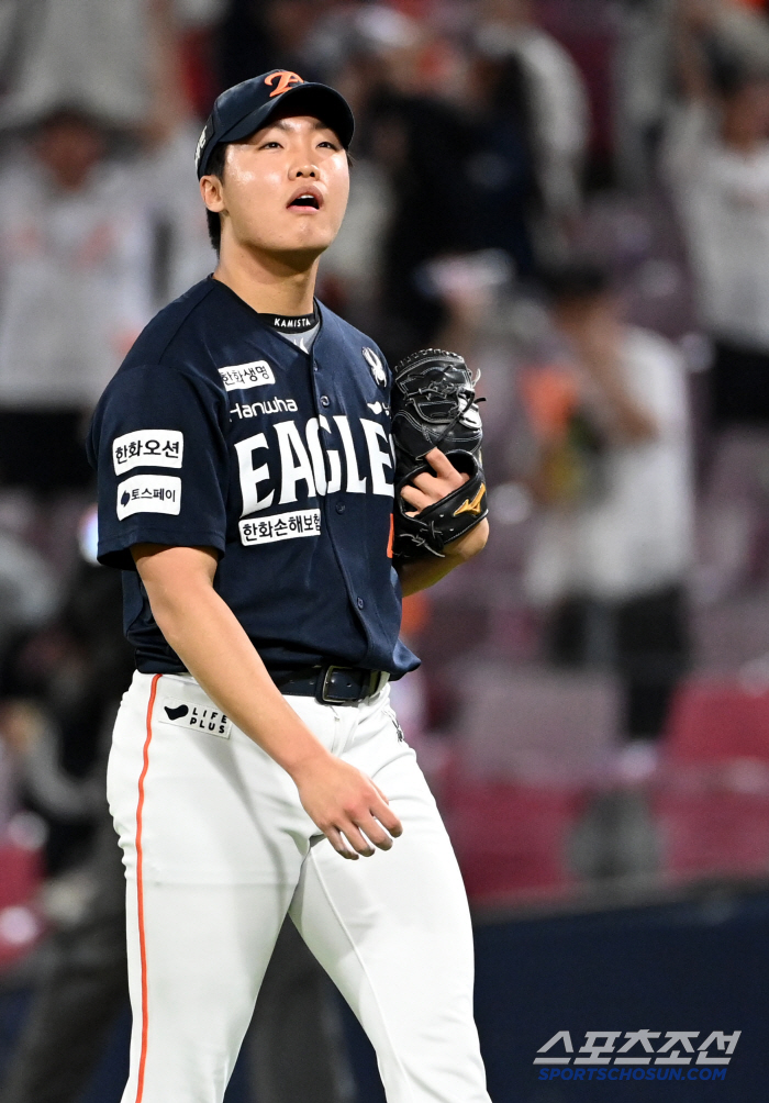 Twenty-five of the 26 balls with a maximum speed of 155km were fastballs, and celebratory ceremonies poured into the super rookie who won his first victory in his debut (Gwangju site)