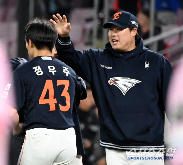 Twenty-five of the 26 balls with a maximum speed of 155km were fastballs, and celebratory ceremonies poured into the super rookie who won his first victory in his debut (Gwangju site)