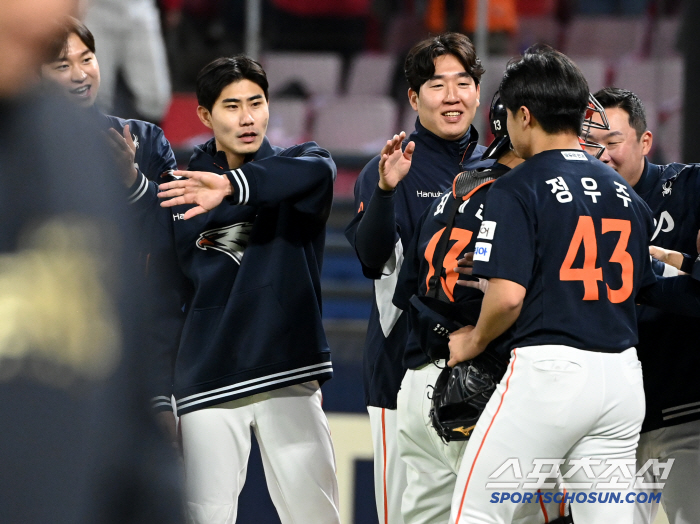 Twenty-five of the 26 balls with a maximum speed of 155km were fastballs, and celebratory ceremonies poured into the super rookie who won his first victory in his debut (Gwangju site)