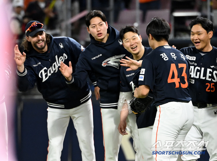 Twenty-five of the 26 balls with a maximum speed of 155km were fastballs, and celebratory ceremonies poured into the super rookie who won his first victory in his debut (Gwangju site)