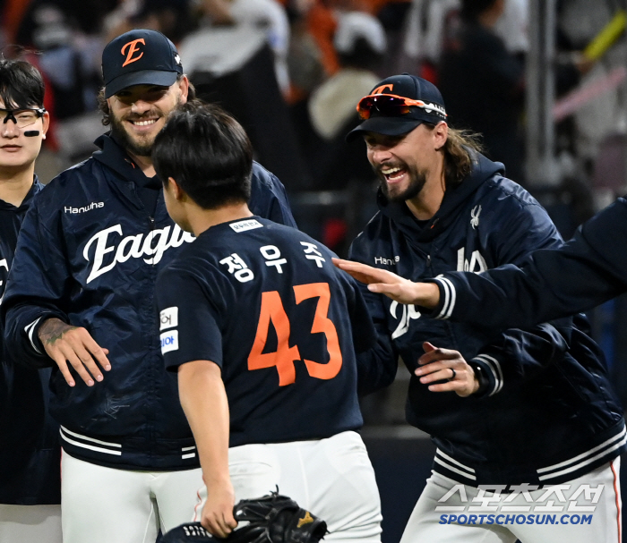 Twenty-five of the 26 balls with a maximum speed of 155km were fastballs, and celebratory ceremonies poured into the super rookie who won his first victory in his debut (Gwangju site)