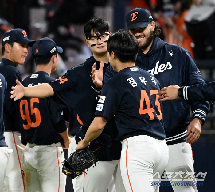 Twenty-five of the 26 balls with a maximum speed of 155km were fastballs, and celebratory ceremonies poured into the super rookie who won his first victory in his debut (Gwangju site)