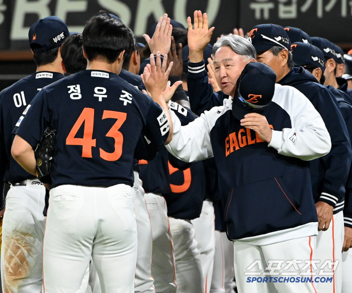 Twenty-five of the 26 balls with a maximum speed of 155km were fastballs, and celebratory ceremonies poured into the super rookie who won his first victory in his debut (Gwangju site)