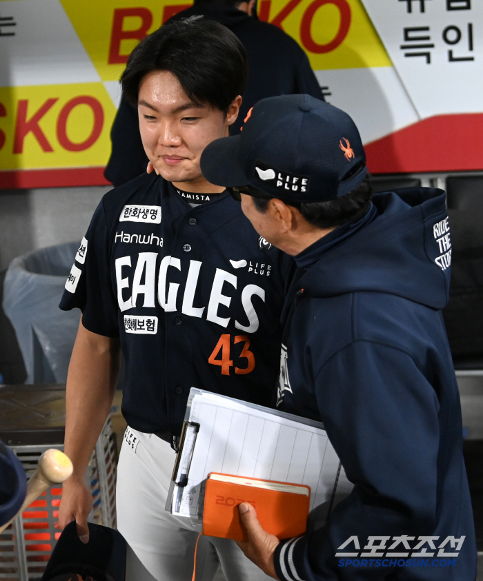 Twenty-five of the 26 balls with a maximum speed of 155km were fastballs, and celebratory ceremonies poured into the super rookie who won his first victory in his debut (Gwangju site)