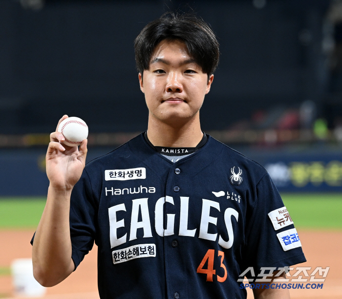Twenty-five of the 26 balls with a maximum speed of 155km were fastballs, and celebratory ceremonies poured into the super rookie who won his first victory in his debut (Gwangju site)