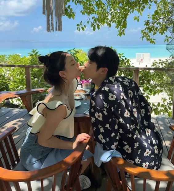 Ailee ♥ Choi Si Hoon shot Dubai and Maldives..Sweet kisses on a luxurious honeymoon