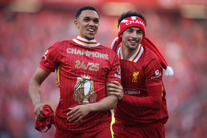 Applause is my destiny Chelsea tear down and keep the tradition...EPL Wins Liverpool's Guard of Honor Points