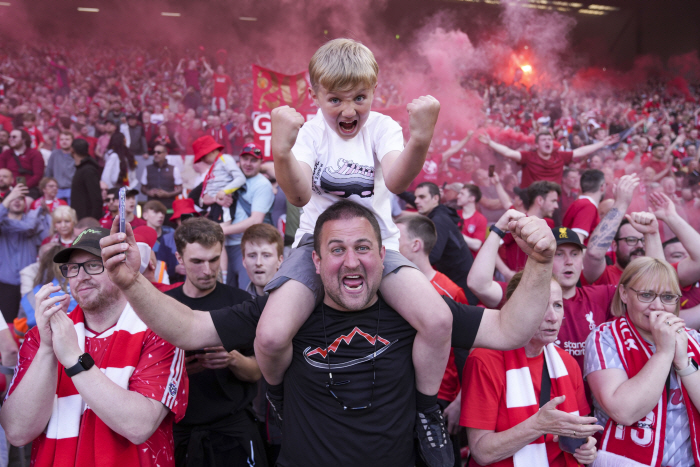 Applause is my destiny Chelsea tear down and keep the tradition...EPL Wins Liverpool's Guard of Honor Points