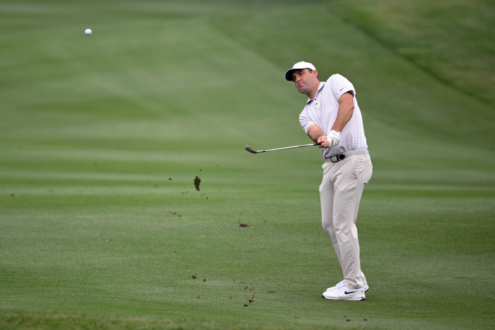 Did the god of golf come to the fore? Even though I rested for 6 hours due to rain, I was easily 8 under and 2R was 18 under total, but the food kept on going 