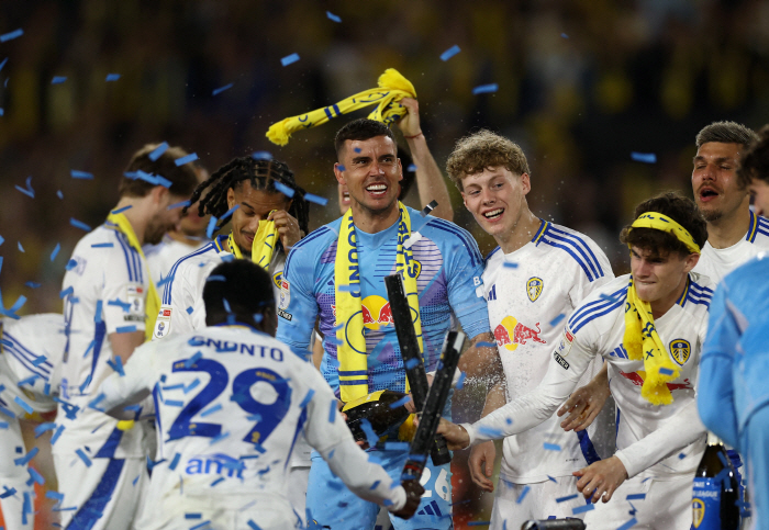 I didn't give it to you... Free muffler to celebrate promotion to Leeds, sells for some second-hand sales