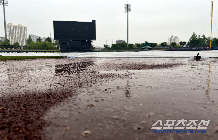 I have to watch Moon Kim Dae-jeon, but is it possible to hold a match with Chaem-pil soaked in the cold spring rain?