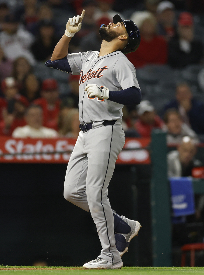 It's the first record! What's wrong with MLB this year? This time, for the first time in the 9th inning, a two-homer hitter was born!