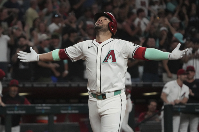 It's the first record! What's wrong with MLB this year? This time, for the first time in the 9th inning, a two-homer hitter was born!
