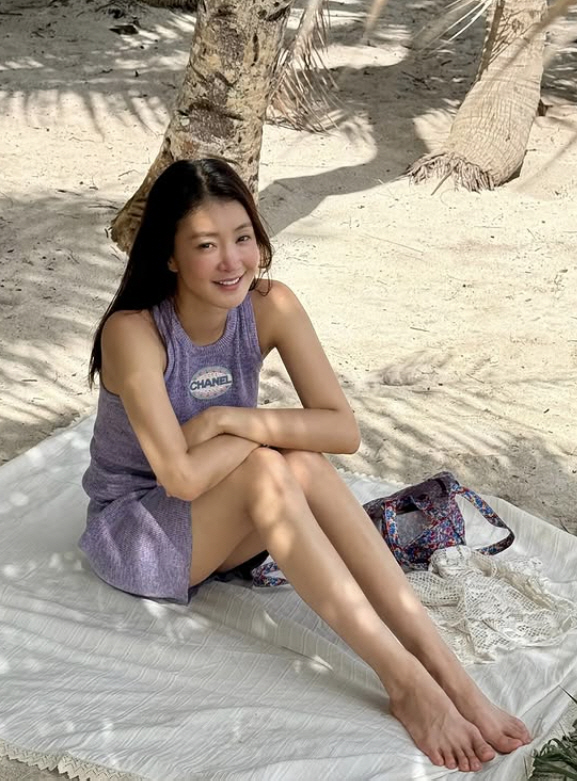 Lee Si-young's tuition fee alone is 700 million, and after the divorce, he and his son travel abroad..I'm happy wearing a luxurious look