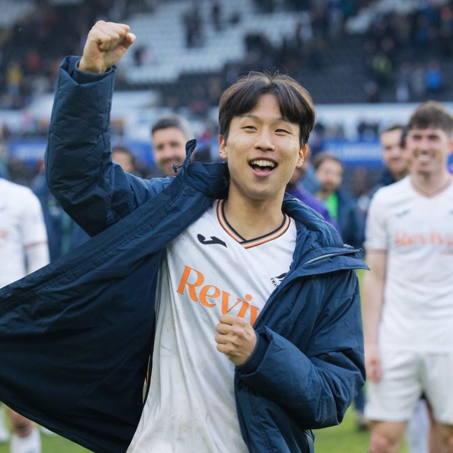 What is this? Son Heungmin, is it a drop in the bucket? Um Ji-sung of the football future, fantastic end goal explosion of the winding season. Swansea City failed to advance