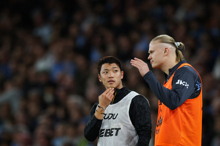 You're abandoning me even if it's like this? Kim Deok-bae's cheeks are red again, hitting the winning goal against Wolverhampton with his peak form...Hwang Heechan will be replaced for 5 minutes