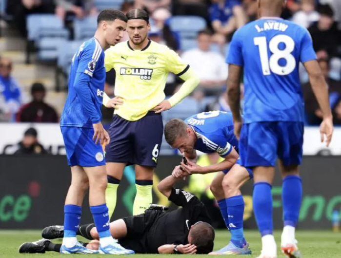 38-year-old Leicester Legend, who blew the whistle instead of the referee who collapsed due to injury, scored 498 X 199 goals, and the whistle that ended Leicester's career has yet to be completed