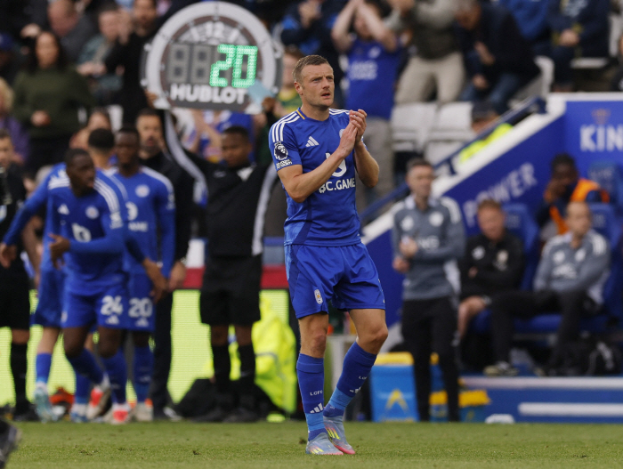 38-year-old Leicester Legend, who blew the whistle instead of the referee who collapsed due to injury, scored 498 X 199 goals, and the whistle that ended Leicester's career has yet to be completed