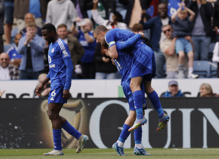 38-year-old Leicester Legend, who blew the whistle instead of the referee who collapsed due to injury, scored 498 X 199 goals, and the whistle that ended Leicester's career has yet to be completed