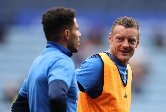 38-year-old Leicester Legend, who blew the whistle instead of the referee who collapsed due to injury, scored 498 X 199 goals, and the whistle that ended Leicester's career has yet to be completed