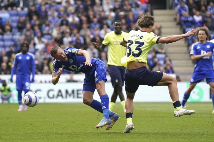 38-year-old Leicester Legend, who blew the whistle instead of the referee who collapsed due to injury, scored 498 X 199 goals, and the whistle that ended Leicester's career has yet to be completed