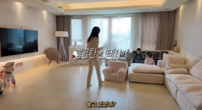Bae Ji-hyun unveils a 100 pyeong house living with Ryu Hyun-jin... In the living room, even the children's study