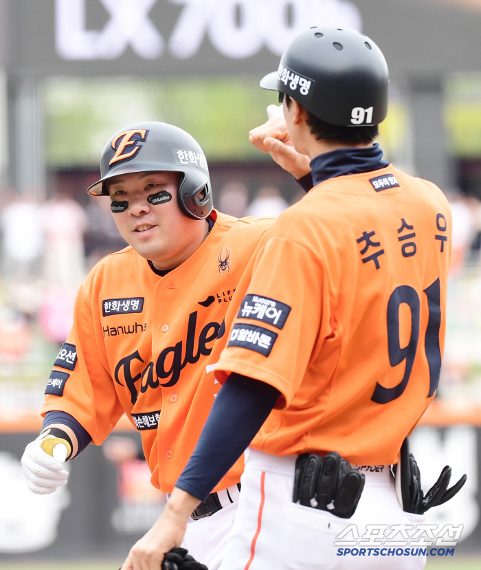 The batting average has collapsed again. The manager waits anxiously I hope you play well