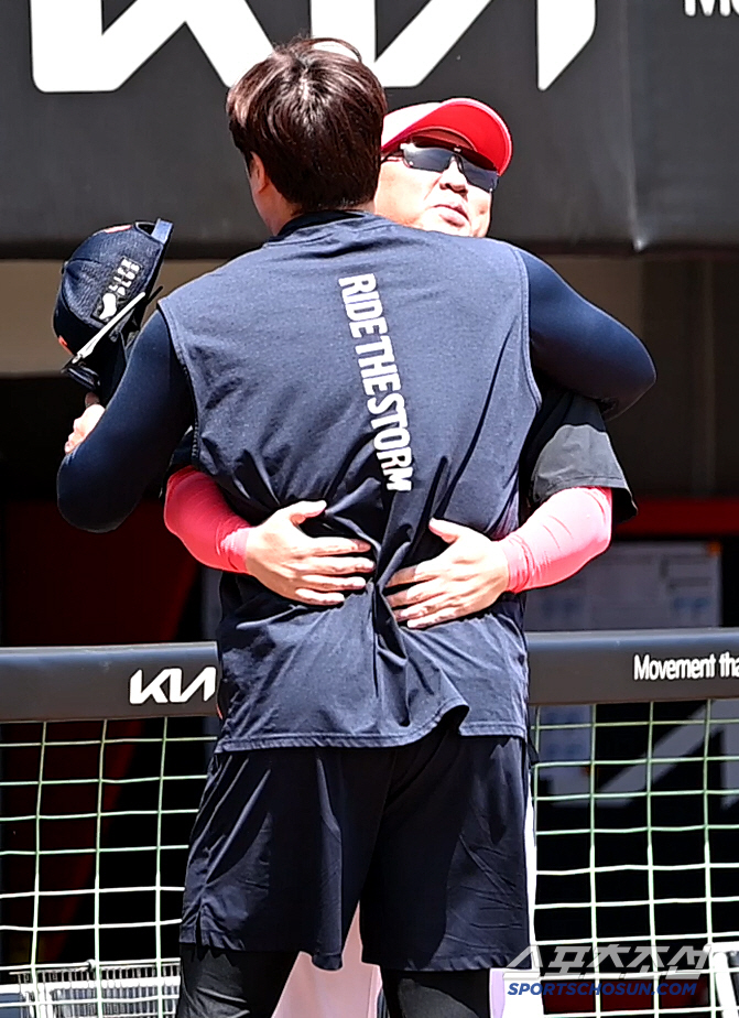 Come here Director Flower who called out Ryu Hyun-jin took off his gloves and dropped his gloves → With his whole body full of monster energy 