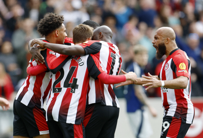 Did you give up the league completely? → Manchester United, who forgot to win the EPL, lost 34 games against Brentford, the worst record ever