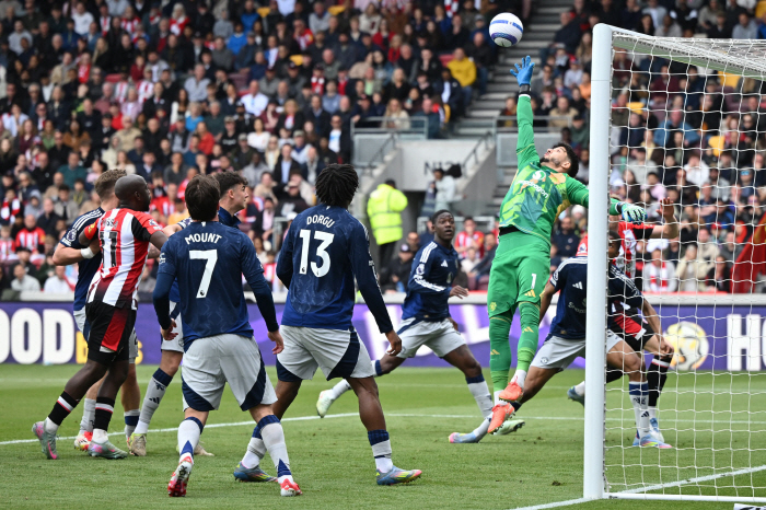 Did you give up the league completely? → Manchester United, who forgot to win the EPL, lost 34 games against Brentford, the worst record ever