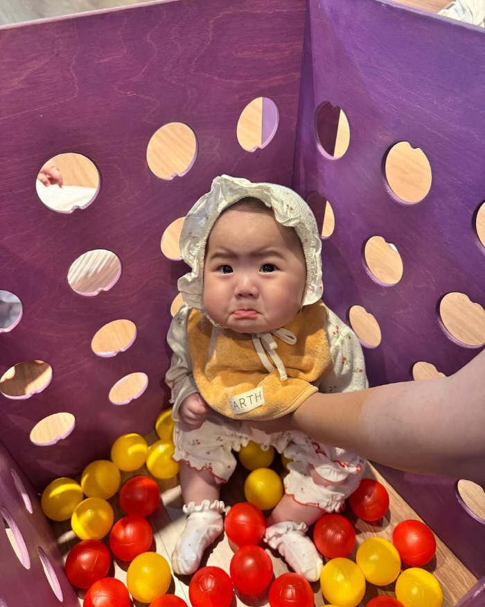 Hong Jin-ho's 6-month-old daughter. She's so cute when she cries
