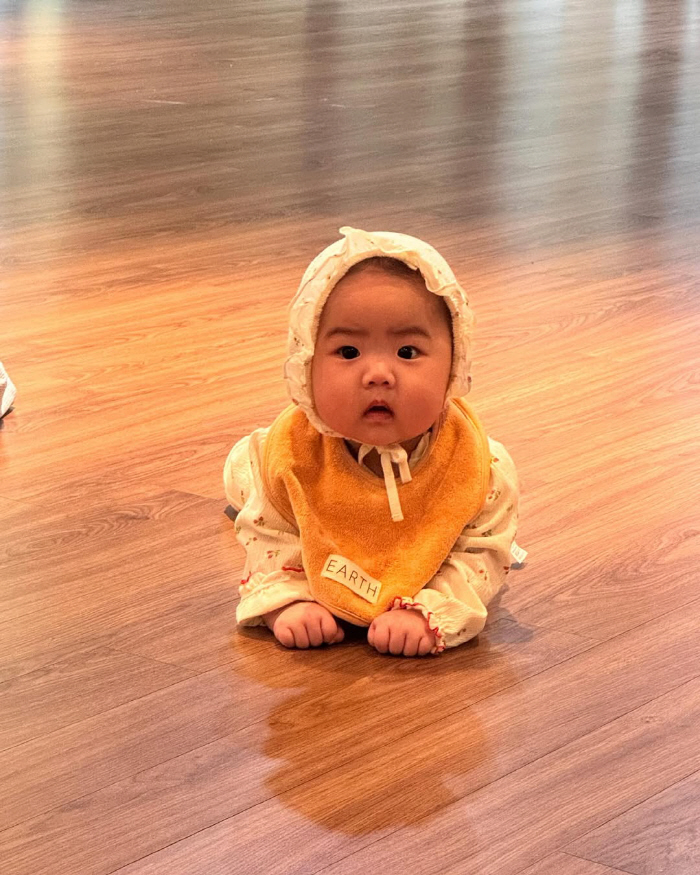 Hong Jin-ho's 6-month-old daughter. She's so cute when she cries