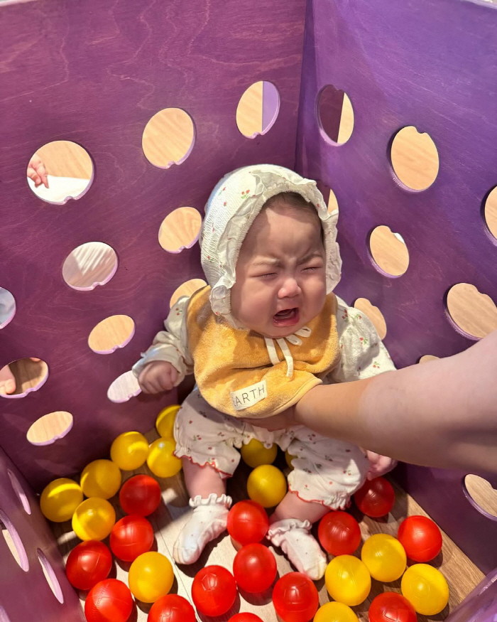Hong Jin-ho's 6-month-old daughter. She's so cute when she cries