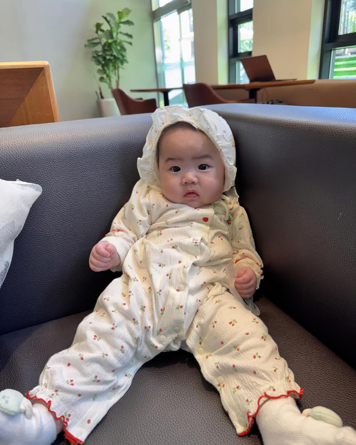 Hong Jin-ho's 6-month-old daughter. She's so cute when she cries