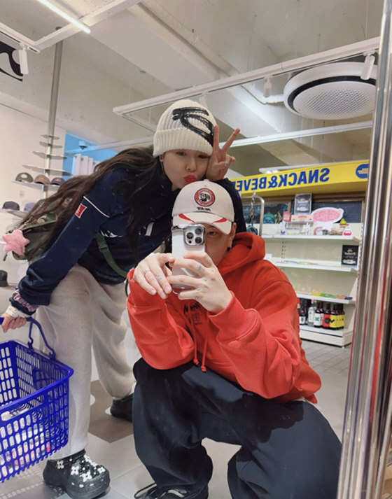 Hyun-ah, ♥ Yong Jun-hyung is on a date. Lip Chuu's cute spirit is passing by like crazy