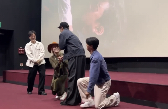 I fell to my knees in front of the audience…63-year-old Lee Hye-young's sincerity and desperation for breakthrough.
