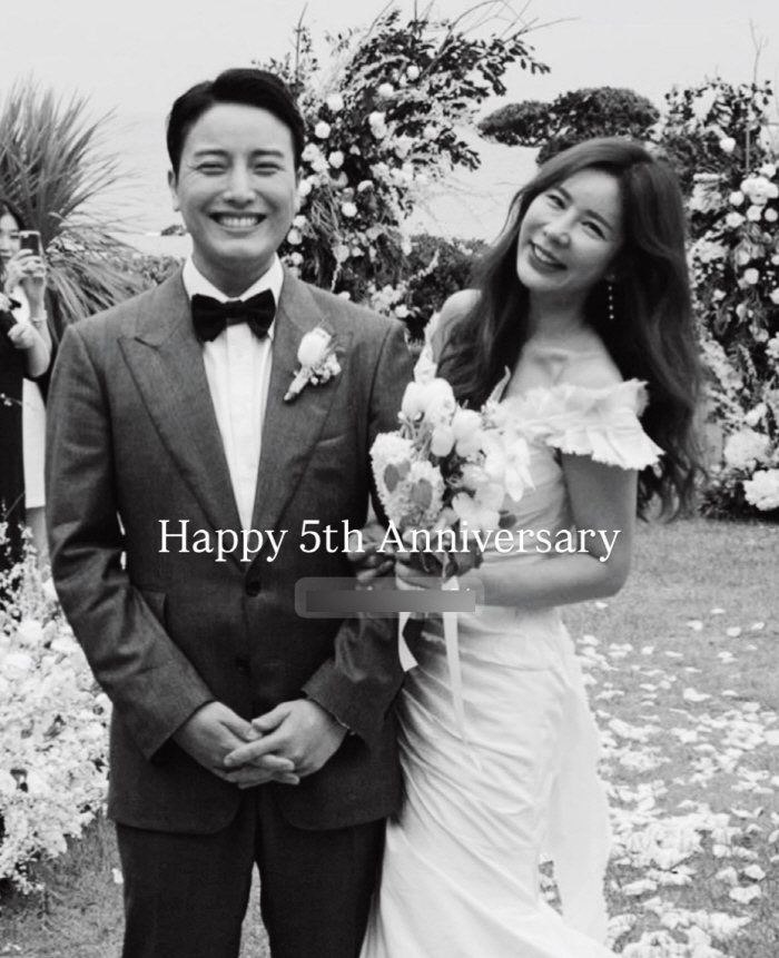 I thought you married Kim Junhee and Kim Namgil..Younger husband who looks so similar even though they look alike ♥