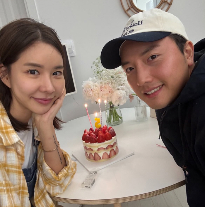 I thought you married Kim Junhee and Kim Namgil..Younger husband who looks so similar even though they look alike ♥