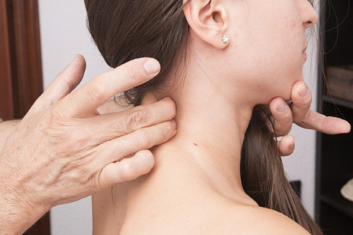 It's hard to walk and use chopsticks...What is the difference between brain disease and cervical spinal cord disease?