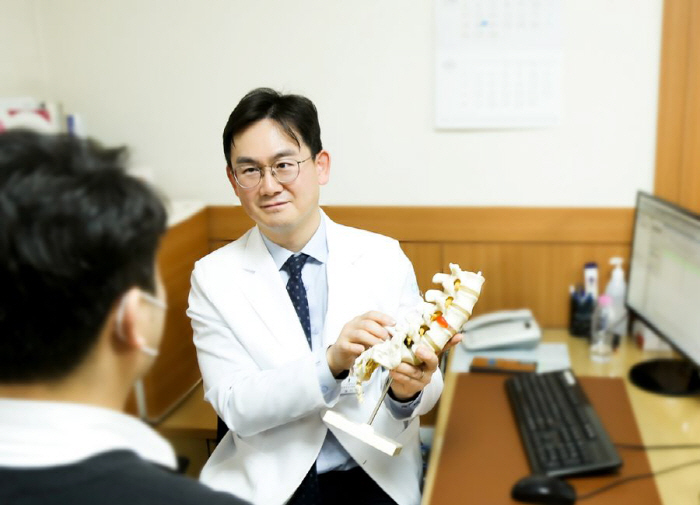 It's hard to walk and use chopsticks...What is the difference between brain disease and cervical spinal cord disease?