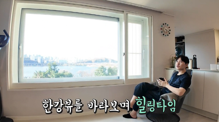 Lee Ji-ae ♥ Kim Jung-geun unveils Apgujeong Apartment, a good view restaurant. It's good to space out while watching the Han River