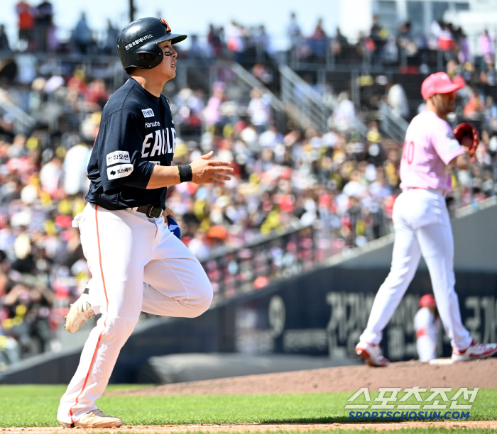No, what is this? Moon Hyun-bin is out of the first base return. → Replacing the reprimand star 
