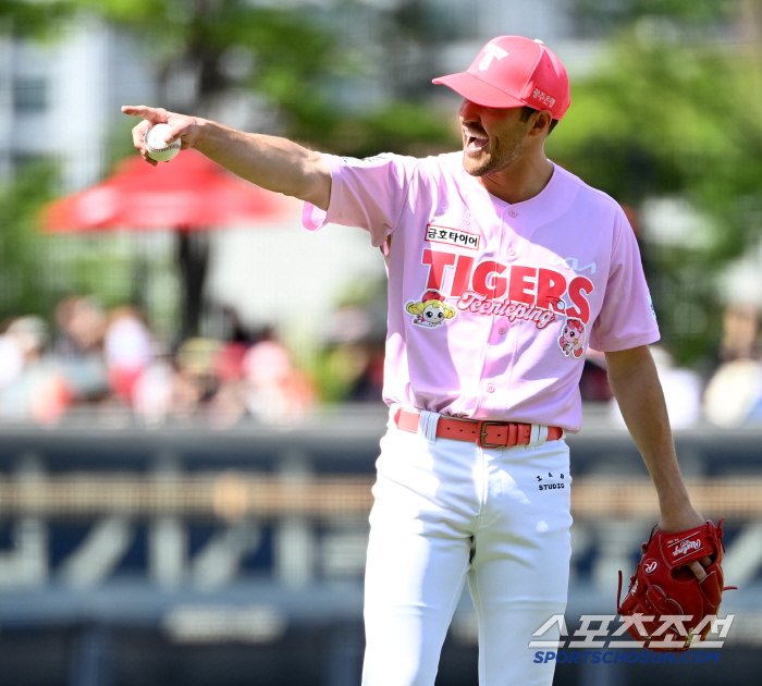 No, what is this? Moon Hyun-bin is out of the first base return. → Replacing the reprimand star 