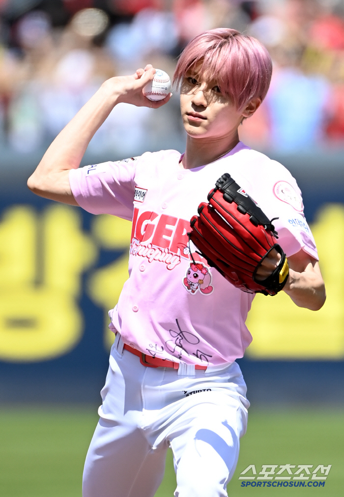  NCT WISH XION, pink first pitch