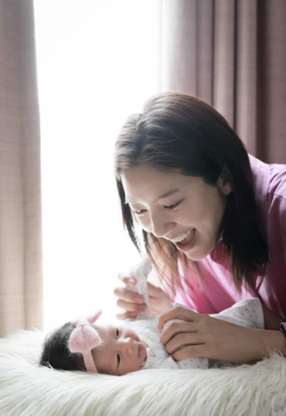 Son Dam-bi Shares Sweet Moment with 23-Day-Old Daughter