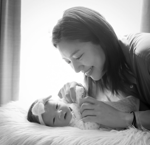 Son Dam-bi Shares Sweet Moment with 23-Day-Old Daughter