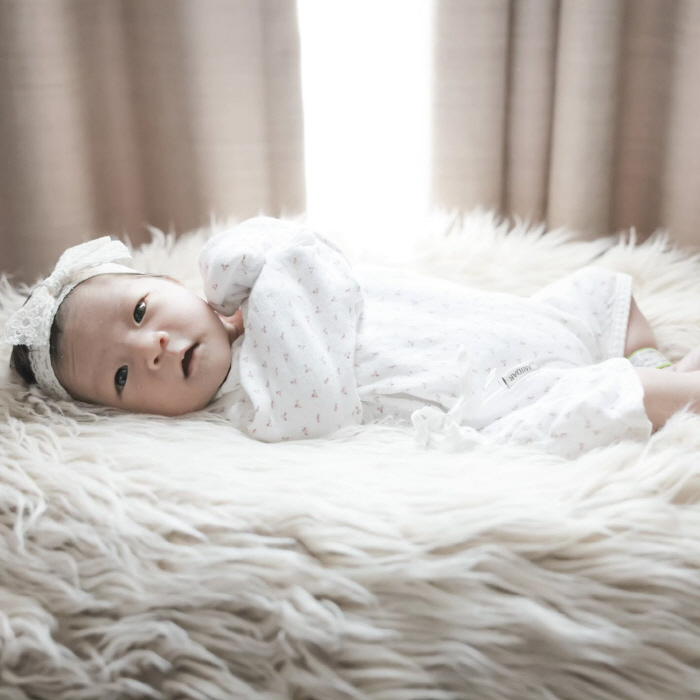 Son Dam-bi Shares Sweet Moment with 23-Day-Old Daughter