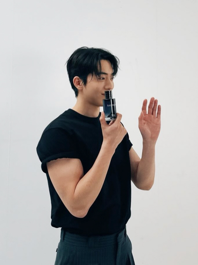 'This is the aura of the war dead'...Nam Joo Hyuk, the most handsome topic in the behind-the-scene photoshoot