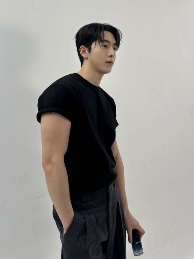 'This is the aura of the war dead'...Nam Joo Hyuk, the most handsome topic in the behind-the-scene photoshoot